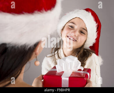 Schöne Weihnachten Familie posiert im studio Stockfoto