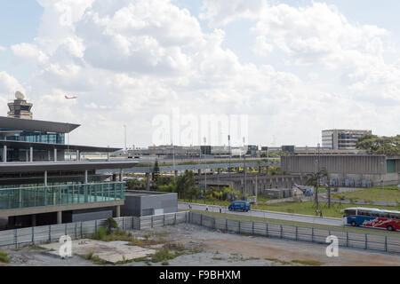 Klemme 3 (L) und Anschlußklemme 2 (R-Hintergrund), internationalen Flughafen Guarulhos, Gouverneur Andre Franco Montoro, aka Flughafen Cumbica, Sao Paulo, Brasilien Stockfoto