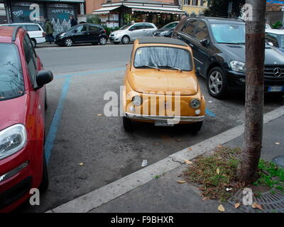 AJAXNETPHOTO. 2015. ROM, ITALIEN. -FIAT 500 CINQUECENTO - DANTE GIACOSA 1957-1975 CITY AUTO SALON ORIGINALMODELL IN DER STADT GEPARKT. FIAT HAT MEHR ALS 3 MILLIONEN DIESER FAHRZEUGE VOR PRODUKTIONSENDE. FOTO: JONATHAN EASTLAND/AJAX REF: GX151012 758884 Stockfoto