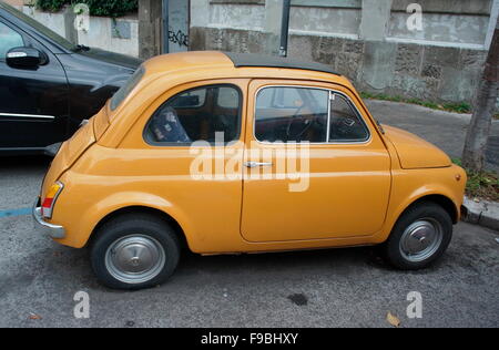 AJAXNETPHOTO. 2015. ROM, ITALIEN. -FIAT 500 CINQUECENTO - DANTE GIACOSA 1957-1975 CITY AUTO SALON ORIGINALMODELL IN DER STADT GEPARKT. FIAT HAT MEHR ALS 3 MILLIONEN DIESER FAHRZEUGE VOR PRODUKTIONSENDE. FOTO: JONATHAN EASTLAND/AJAX REF: GX151012 75885 Stockfoto
