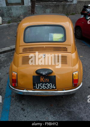 AJAXNETPHOTO. 2015. ROM, ITALIEN. -FIAT 500 CINQUECENTO - DANTE GIACOSA 1957-1975 CITY AUTO SALON ORIGINALMODELL IN DER STADT GEPARKT. FIAT HAT MEHR ALS 3 MILLIONEN DIESER FAHRZEUGE VOR PRODUKTIONSENDE. FOTO: JONATHAN EASTLAND/AJAX REF: GX151012 75886 Stockfoto
