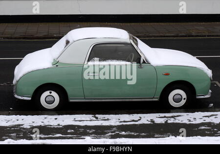 AJAXNETPHOTO. 2009. WORTHING, ENGLAND. -RETRO-AUTO - NISSAN FIGARO MIT SCHNEE BEDECKT. FOTO: JONATHAN EASTLAND/AJAX REF: G190502 471 Stockfoto