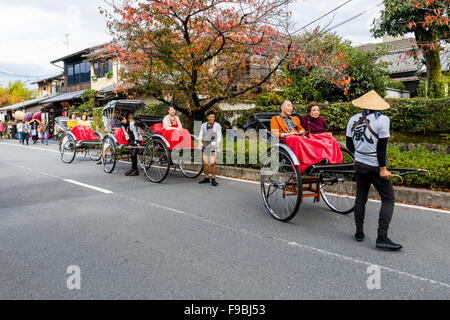 Rikschas werden verwendet, um Touristen aller Arashiyama in Kyoto Präfektur, Japan Stockfoto