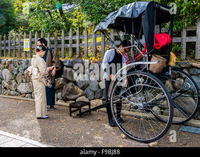 Rikschas vorbereitet, um Touristen aller Arashiyama in Kyoto Prefecture Japan nehmen Stockfoto