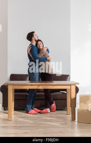 Seitenansicht des jungen Brautpaares umfassend in den Wohnraum des neuen Heims Stockfoto
