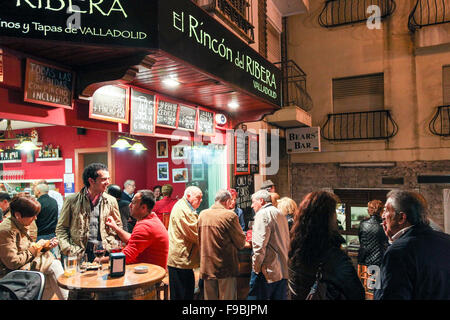 El Rincon De Ribera Tapas Bar Restaurant in der Altstadt von Benidorm mit Kunden Essen und Trinken außerhalb. Stockfoto