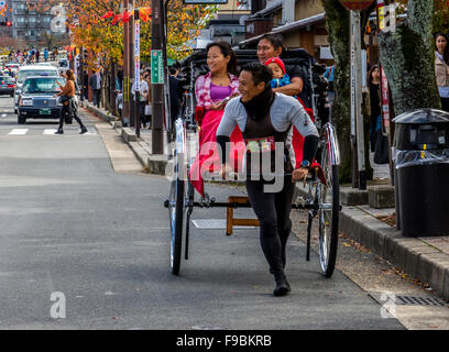 Rikschas werden verwendet, um Touristen aller Arashiyama in Kyoto Präfektur, Japan Stockfoto