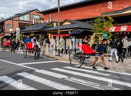 Rikschas werden verwendet, um Touristen aller Arashiyama in Kyoto Präfektur, Japan Stockfoto