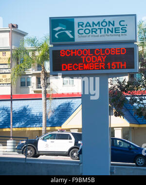 Los Angeles, Kalifornien, USA. 15. Dezember 2015. Foto aufgenommen am 15. Dezember 2015 zeigt ein Schild vor der Ramon Cortines Schule für visuelle und darstellende Kunst in Los Angeles, Vereinigte Staaten. Alle Los Angeles Unified School District (LAUSD) Schulen geschlossen bleiben werden heute als Reaktion auf eine gemeldete Bombendrohung, Schulen Superintendent Ramon Cortines gesagt. Die Polizei sagte, die Bedrohung Mitglied Schulbehörde hieß. Die Bedrohung ist mit Rucksäcken und links am Campus-Pakete. Die Verschlüsse auf alle LAUSD Campus, etwa 900 von ihnen angewendet. Bildnachweis: Xinhua/Alamy Live-Nachrichten Stockfoto