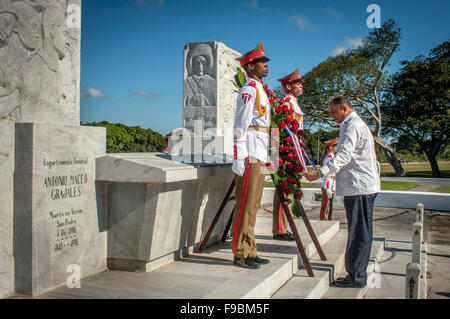 Havanna, Kuba. 15. Dezember 2015. Visiting Costa Rican President Luis Guillermo Solis (R) besucht eine Kranzniederlegung am Mausoleo de Antonio Maceo im El Cacahual Denkmal in Havanna, Kuba, 15. Dezember 2015 statt. © Str/Xinhua/Alamy Live-Nachrichten Stockfoto