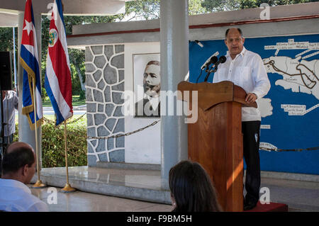 Havanna, Kuba. 15. Dezember 2015. Besuchen Costa Rica Präsident Luis Guillermo Solis hält eine Rede bei einer Kranzniederlegung am Mausoleo de Antonio Maceo im El Cacahual Denkmal in Havanna, Kuba, 15. Dezember 2015 statt. © Str/Xinhua/Alamy Live-Nachrichten Stockfoto