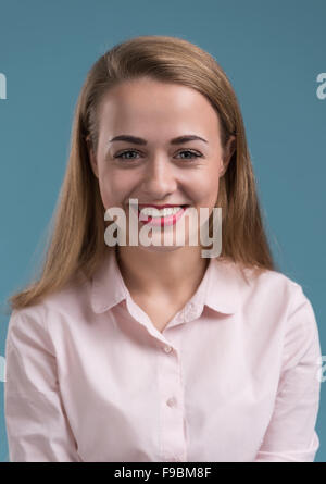 Business Frau Porträt auf blauem Hintergrund Stockfoto