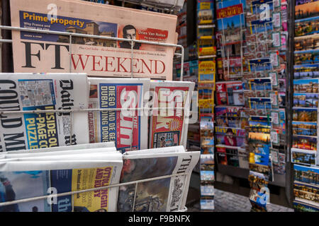 Verschiedene internationale Zeitungen und Zeitschriften, die in einer Zeitung stand, Prag, Tschechische Republik Stockfoto