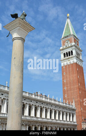 Glockenturm und geflügelten Löwen Spalte in Saint Markusplatz, Venedig Stockfoto