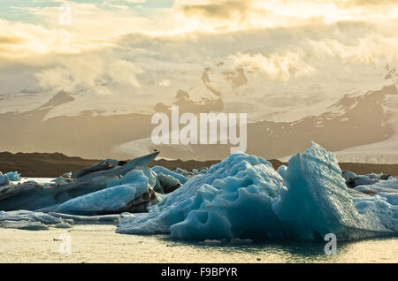 Schmelzen der Eisberge in der Gletscherlagune Jökulsárlón bei Sonnenuntergang Stockfoto