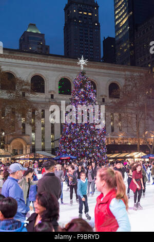 Eisbahn bei der Bank of America Winterdorf, Bryant Park, New York Stockfoto