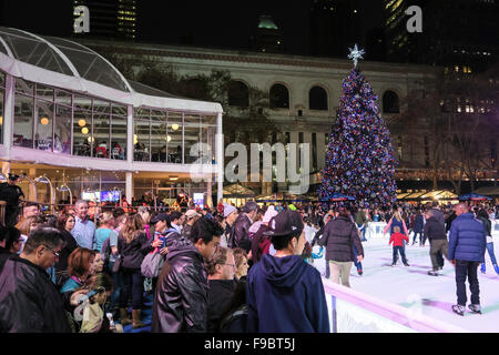 Eisbahn bei der Bank of America Winterdorf, Bryant Park, New York Stockfoto