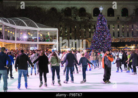 Eisbahn bei der Bank of America Winterdorf, Bryant Park, New York Stockfoto