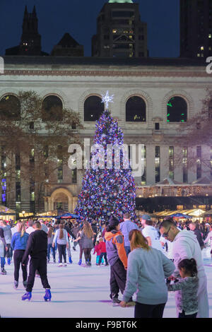 Eisbahn bei der Bank of America Winterdorf, Bryant Park, New York Stockfoto