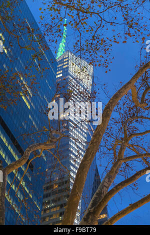 Ein Bryant Park, Bank of America Gebäude bei Dämmerung, 42nd Street und Sixth Avenue, New York Stockfoto