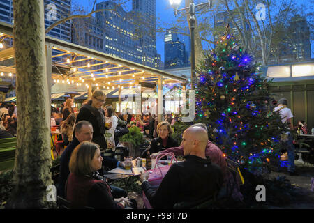 Süd-West Terrasse im Bryant Park während der Ferienzeit, NYC Stockfoto