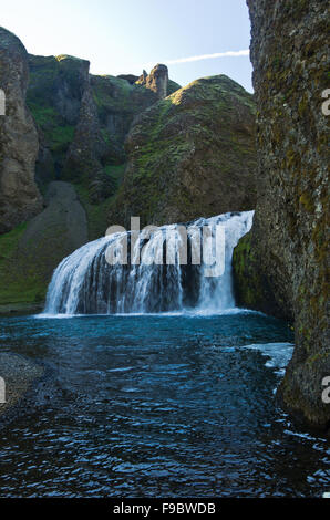 Wasserfall in der Nähe von alten Dorf am Kirkjubaejarklaustur Stockfoto