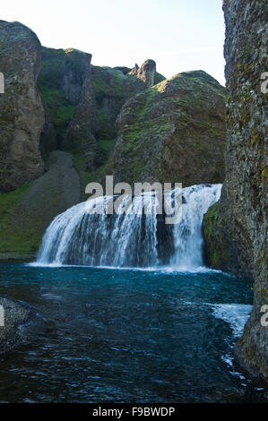 Wasserfall in der Nähe von alten Dorf am Kirkjubaejarklaustur Stockfoto