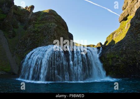 Wasserfall in der Nähe von alten Dorf am Kirkjubaejarklaustur Stockfoto