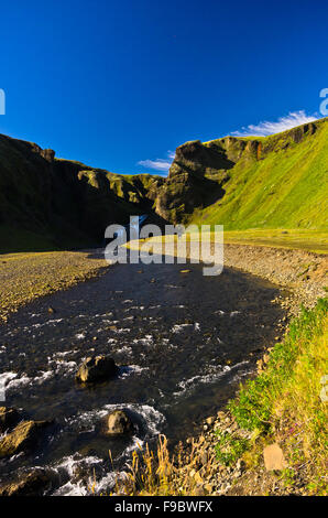 Wasserfall in der Nähe von alten Dorf am Kirkjubaejarklaustur Stockfoto