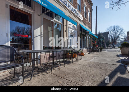 Bordentown Straßenszene auf Weihnachten 2015, zeigt die Stadt Weihnachtsbaum vor Narren Cafe Stockfoto