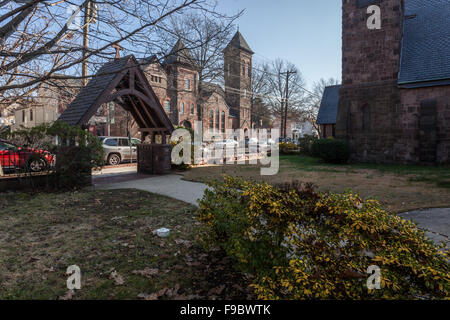 First Baptist Church, Prince Street, Bordentown, NJ, gesehen von Christ Church, auf der anderen Straßenseite. Weihnachten 2015 Stockfoto