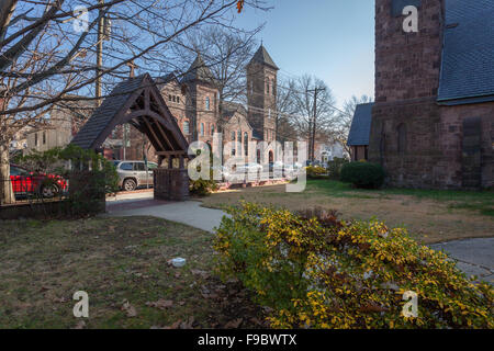 First Baptist Church, Prince Street, Bordentown, NJ, gesehen von Christ Church, auf der anderen Straßenseite. Weihnachten 2015 Stockfoto