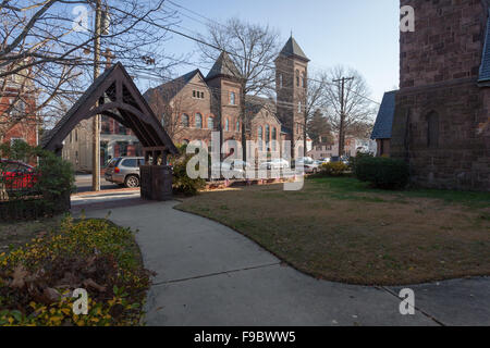 First Baptist Church, Prince Street, Bordentown, NJ, gesehen von Christ Church, auf der anderen Straßenseite. Weihnachten 2015 Stockfoto