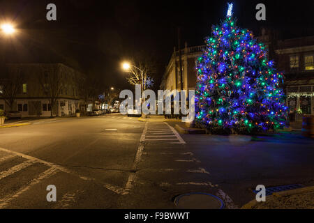 Bordentown Straßenszene auf Weihnachten 2015, zeigt die Stadt Weihnachtsbaum vor Narren Cafe an der Kreuzung der Fa Stockfoto