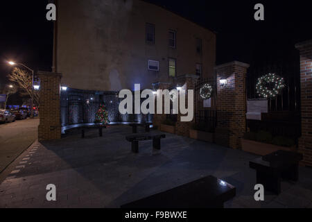 Bordentown Stadt Veterans Memorial, Farnsworth Avenue, Bordentown, NJ.  Farnworth House im Hintergrund. Stockfoto
