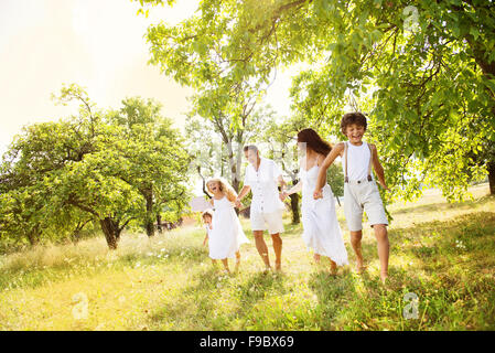 Glückliche junge Familie verbringt Zeit im Freien im Sommer Stockfoto