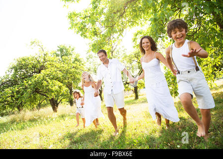 Glückliche junge Familie verbringt Zeit im Freien im Sommer Stockfoto