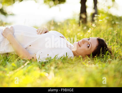 Outdoor-natürliche Portrait schöne schwangere Frau Stockfoto