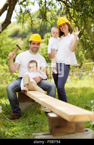 Junge Familie ist ein Gebäude zusammen Arbeit Stockfoto