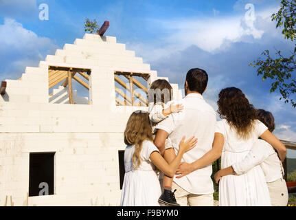 Glücklich und große Familie baut ein neues Haus für das Leben Stockfoto