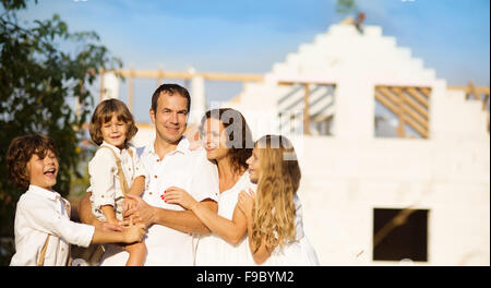 Glücklich und große Familie baut ein neues Haus für das Leben Stockfoto