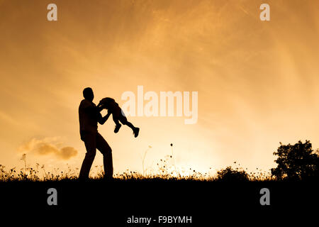 Silhouette der glückliche Vater mit seinem Sohn Spaß haben Stockfoto