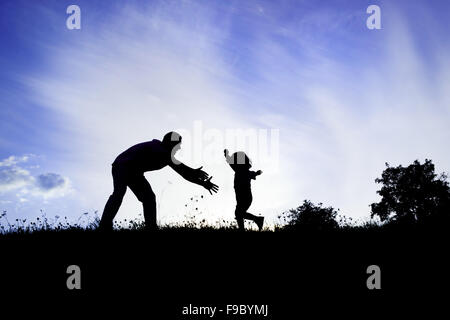 Silhouette der glückliche Vater mit seinem Sohn Spaß haben Stockfoto