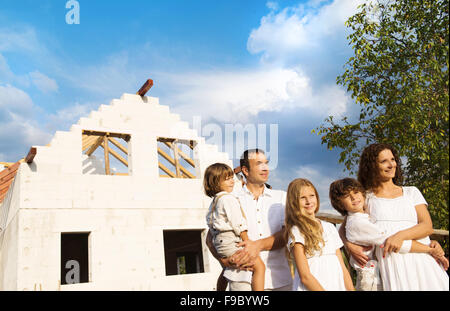 Glücklich und große Familie baut ein neues Haus für das Leben Stockfoto