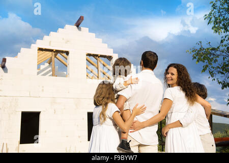 Glücklich und große Familie baut ein neues Haus für das Leben Stockfoto