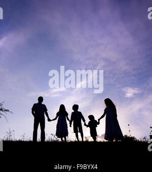 Silhouetten von glücklichen Eltern mit ihren Kindern Spaß haben Stockfoto