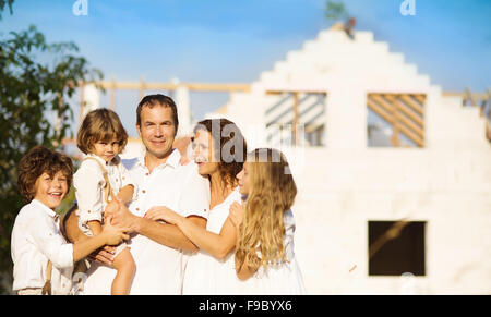 Glücklich und große Familie baut ein neues Haus für das Leben Stockfoto