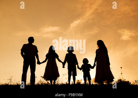 Silhouetten von glücklichen Eltern mit ihren Kindern Spaß haben Stockfoto