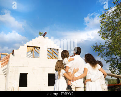 Glücklich und große Familie baut ein neues Haus für das Leben Stockfoto