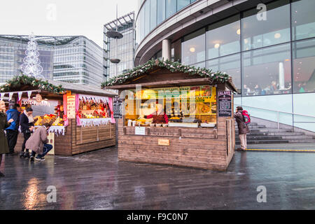 Stall Verkauf Falafel in London Bridge City Weihnachtsmarkt, Southwark, London SE1, an einem verregneten Tag Stockfoto